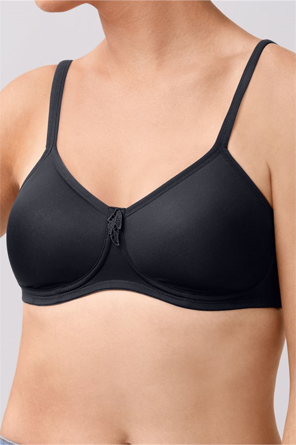 lara black1